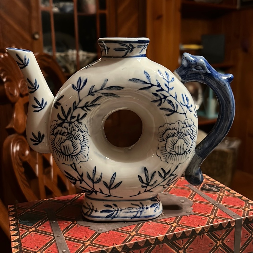 Porcelain blue & white donut shaped teapot. 🫖